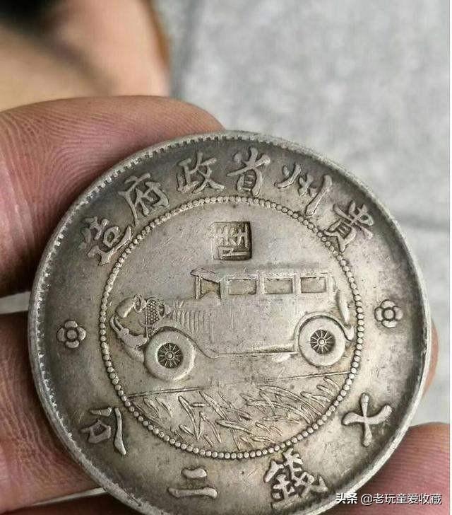 有黑色的墨戳和钢印式的钢戳,基本上戳印都不相同,原来银元上有戳价格