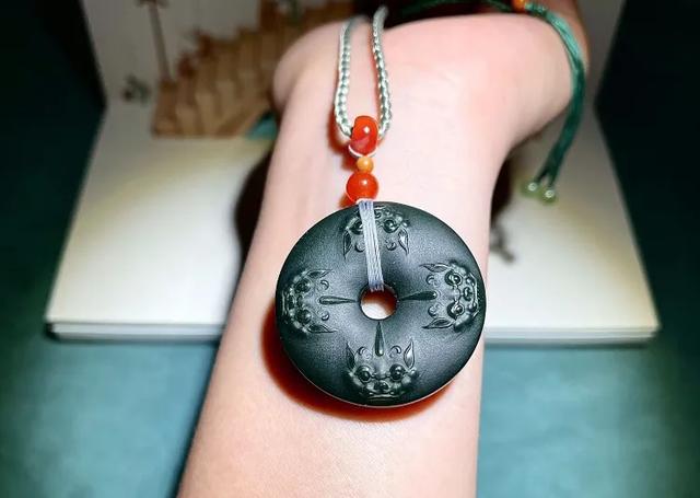 玉是什么做的,大型玉琮一般是用什么玉做的，怎么看？