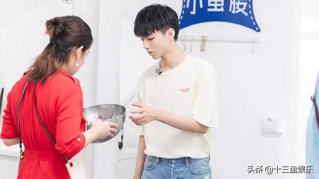 为什么王俊凯总摸裤裆:《中餐厅3》王俊凯被赞“情商超高”，你怎么看