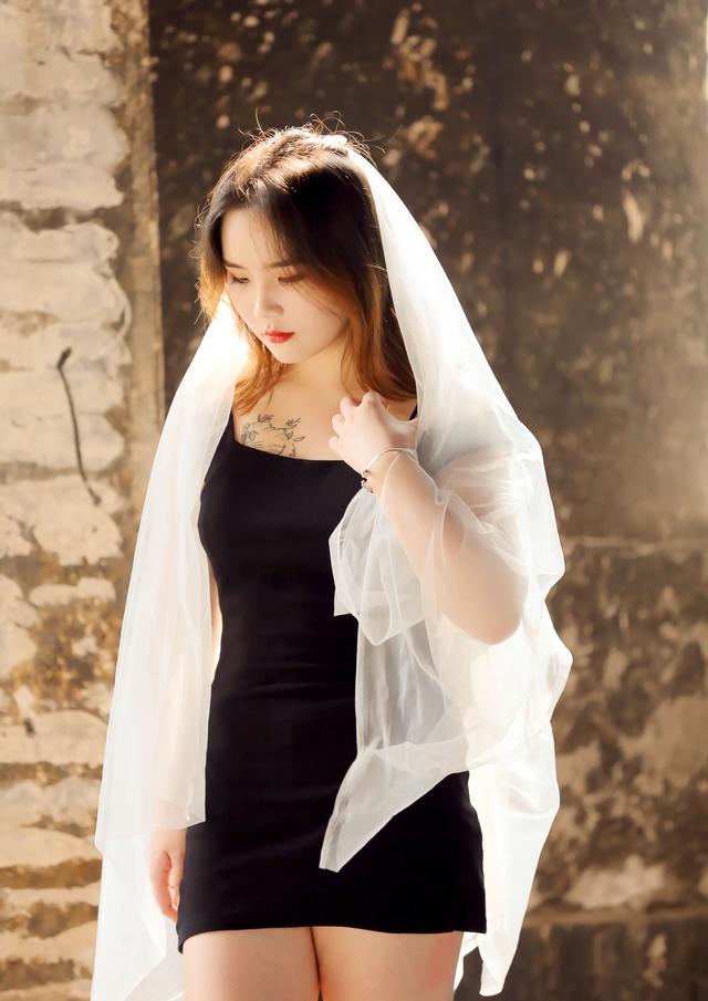 美女遛狗露胸:当今社会上有些女性的穿着为什么喜欢露那么多？出于什么心理？