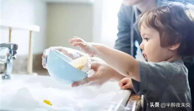 应采儿晒小儿子照:应不应该让孩子早早干家务