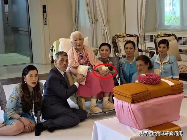 泰国国王四婚:泰国玛哈国王的妻子和孩子谁的地位更高妻子为何要跪拜国王