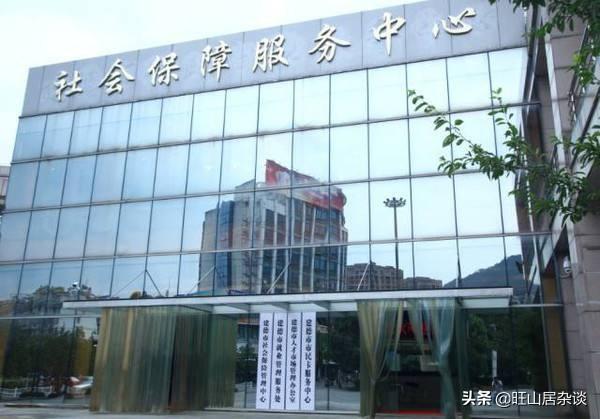 年轻人应该是买份保险,还是拥有五险一金的好呢？