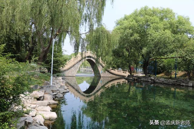 天体海滩图片:女友穿着比基尼不怕走光，穿着短裙却很害怕走光，这是什么心态