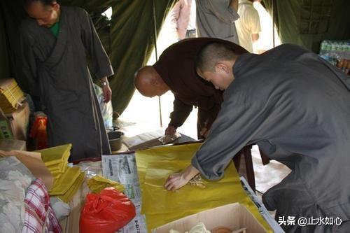 烧香的形状:上香时为什么都是三支香？