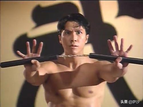 精武门李小龙:李小龙《精武门》中，双手各举一个日本人，没吊威亚，是真的吗？