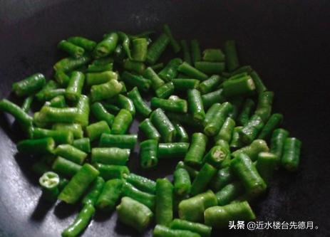 青椒炒鸡肉的做法,清椒炒鸡肉怎么做才肉才不柴？