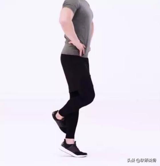 老年人扭伤脚怎么办:老年人扭伤脚并肿了该怎么办 脚扭伤做哪些康复练习比较好？