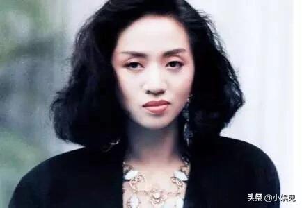 午马去世成龙抬棺:农村丧事为啥在棺材上放公鸡？有什么习俗讲究？