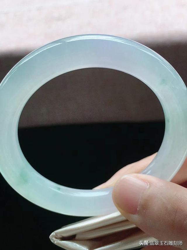 真玉镯断了是什么样的,这个玉镯是断裂纹还是絮？是真的吗？