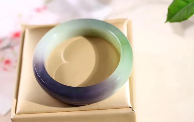 便宜的玉手镯是啥材质,新疆几十块的玉镯怎么样？