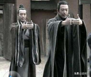 敬礼是左手还是右手:抱拳时为什么是左手抱右手呢？