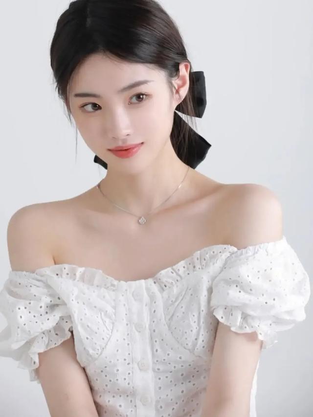 有的,比如首先要健康干净,比如身材修颀白皙,比如五官端正和谐精致