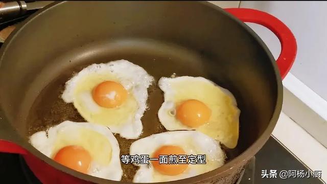 怎么煎荷包蛋好吃，什么调味料会使荷包蛋更好吃 煎蛋放什么调料好吃