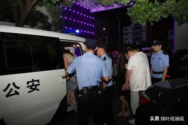 重庆女子投诉民警被铐走，你如何看待湖北某网友公然侮辱重庆民警，后自首被拘留这件事情