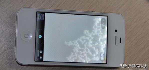 手機屏幕邊緣顏色變瞭是怎麼回事，換玻璃能解決嗎？