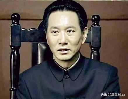 中国超自然现象调查局衣服，军统平时工作穿军装还是中山装，《潜伏》的军统服装是不是错了