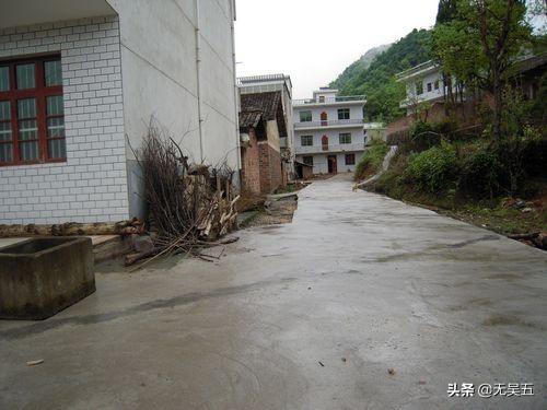 头条问答 农村到处铺上了水泥路 为什么一到下雨天还是到处泥 无吴五的回答 0赞