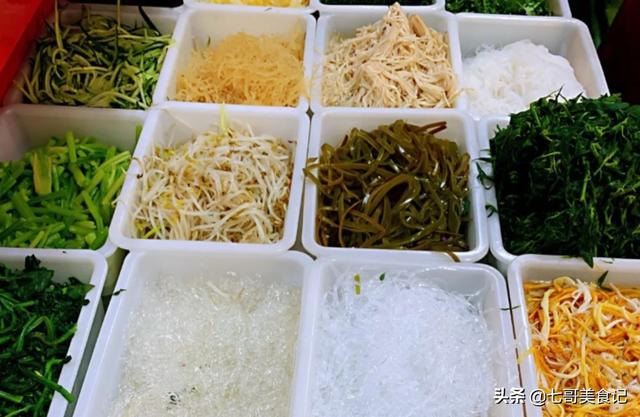 想下班后摆摊,自己拌好凉拌菜后用小推车出去卖,十元一份,这样的摆摊