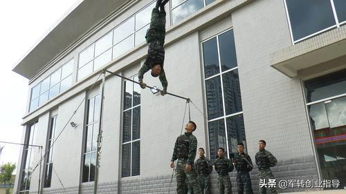 杨根思连:电影《长津湖》中杨根思为什么抱着炸药包冲过去而不直接扔？