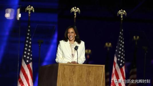 美国副总统贺锦丽为何到今天仍不辞去加州参议员一职，她担心什么？