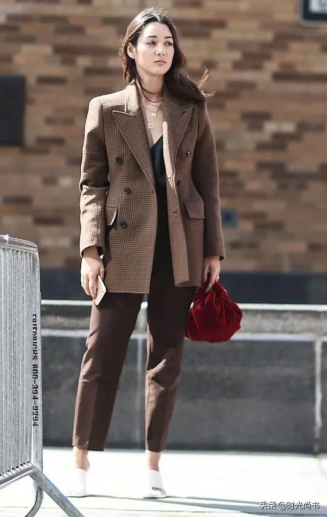 咖啡色衣服搭配什么衣服才好看？为什么？