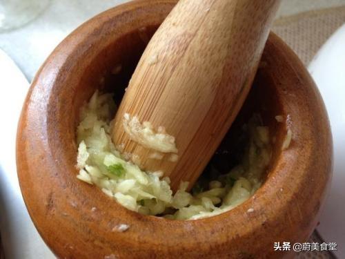 在家如何学会自己腌蒜，自己在家怎么快速腌制辣白菜