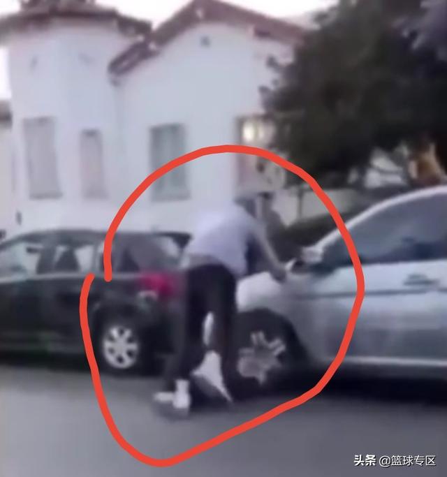 带鱼孩子刷爆网络:JR史密斯当街殴打白人小孩的视频在网上疯传，他为什么要这样做