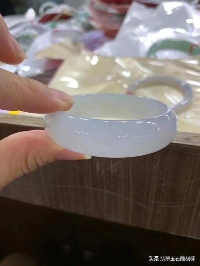 真的玉镯一般多少钱,这个手镯现在大约值多少钱？