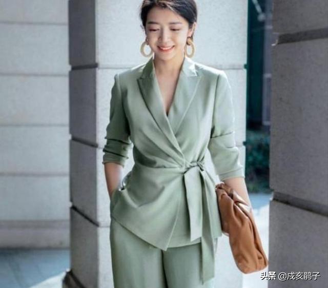 <a href=https://maguai.com/list/50-0-0.html target=_blank class=infotextkey>时尚</a>套装女潮气质:怎样穿衣服得体端庄又时髦？