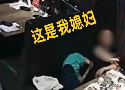 情侣吃饭虐狗视频:妻子陪人吃饭，一桌人被ko.这一神级的老公有多大的怒火？