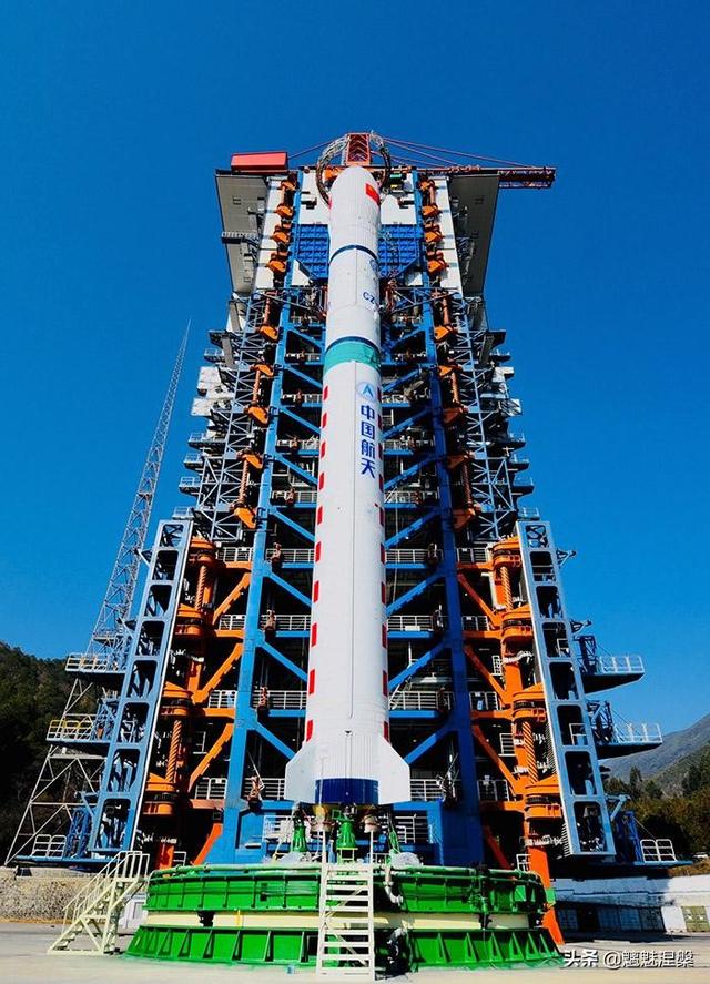 火箭发射底下为什么要有水，为什么中国的火箭采用全液态助推，而没有固态助推的方案呢？