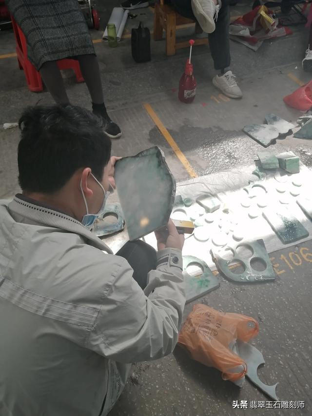 酸洗注胶翡翠镯子图片,朋友送的翡翠手镯，大家帮忙看看是啥价值？