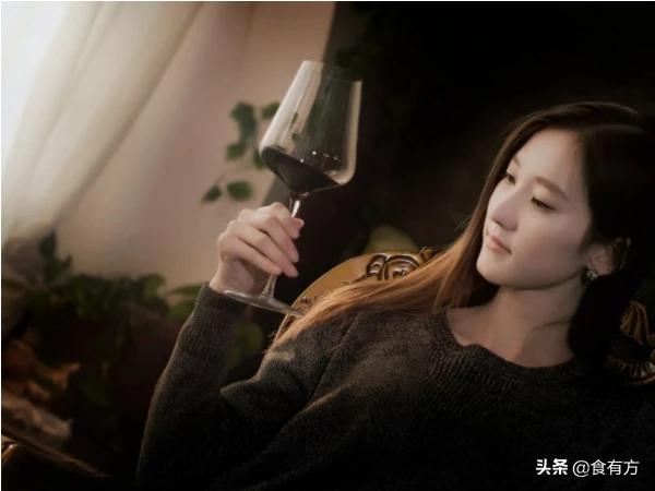 喝红酒可以减肥吗，坚持喝葡萄酒真的能使人年轻漂亮吗