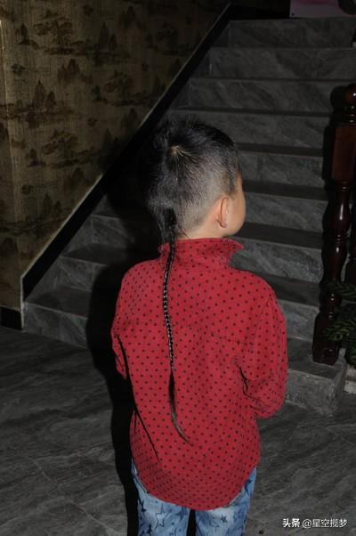 现在的安微乃至全国都有人家会给男孩留个小辫,其实这种风俗早在解放
