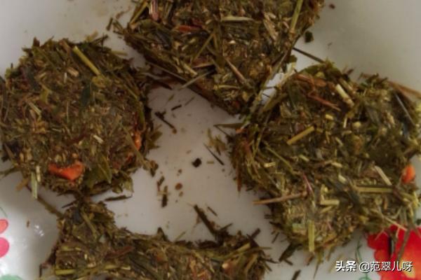 草饼:如何给荷兰猪兔子宠物做草饼的制作方法自制草饼？