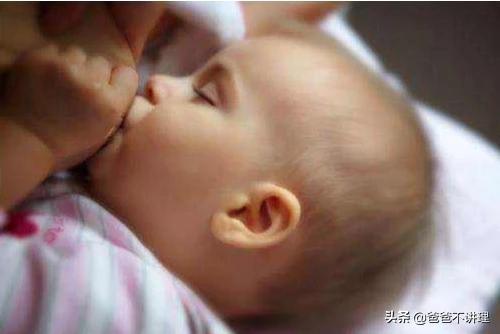 张婉悠挤奶门视频:不想让宝宝直接吃母乳，能不能买个吸奶器，吸出来让宝宝吃？