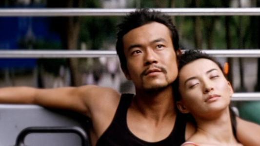 男人帮女演员:女明星刚坐下, 衣扣不慎崩开, 为何习惯伸手帮忙的是男助理