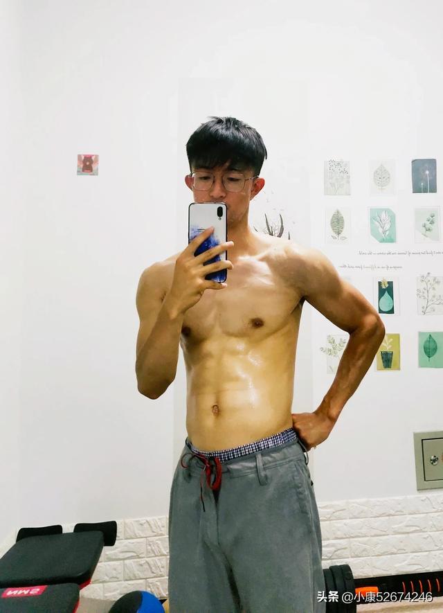 你觉得男生是微肌肉好看还是大块头肌肉好看