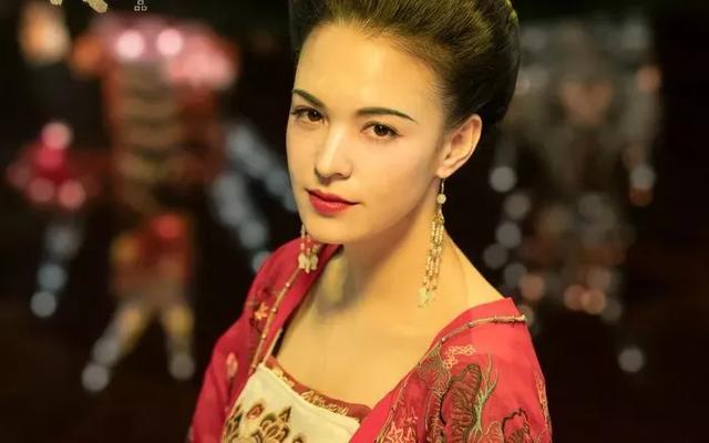 柳河东:所谓“诗眼”，其实就是一首诗里的一句切题的点睛之笔，是吗？