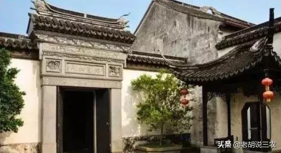 北京天空惊现2条神龙，俗语“白虎盖青龙，代代有人穷”，农村这盖房的讲究有道理吗