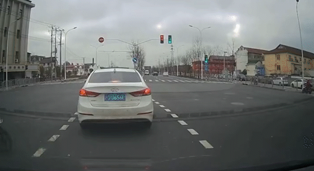 夫妻骑电瓶车“鬼探头”式闯红灯,被撞1死1伤,司机有责任吗？