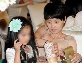 马伊琍的妈妈:马伊琍文章正式宣布离婚，父母离异对小孩来说究竟是利是弊？