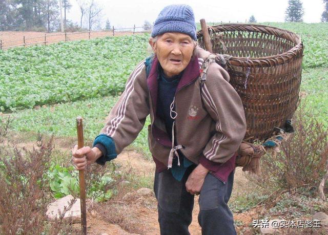 政协委员王学坤提出65岁以上农民洗脚上田，老有所养你怎么看？