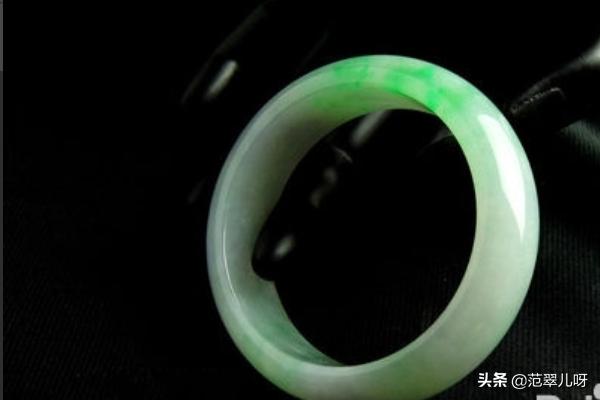 如何挑选翡翠镯子,什么样的镯子比较好看怎样挑选翡翠镯子？