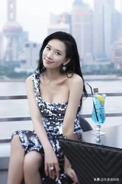 邓紫棋骂胡杏儿:为什么有的人见到明星会尖叫