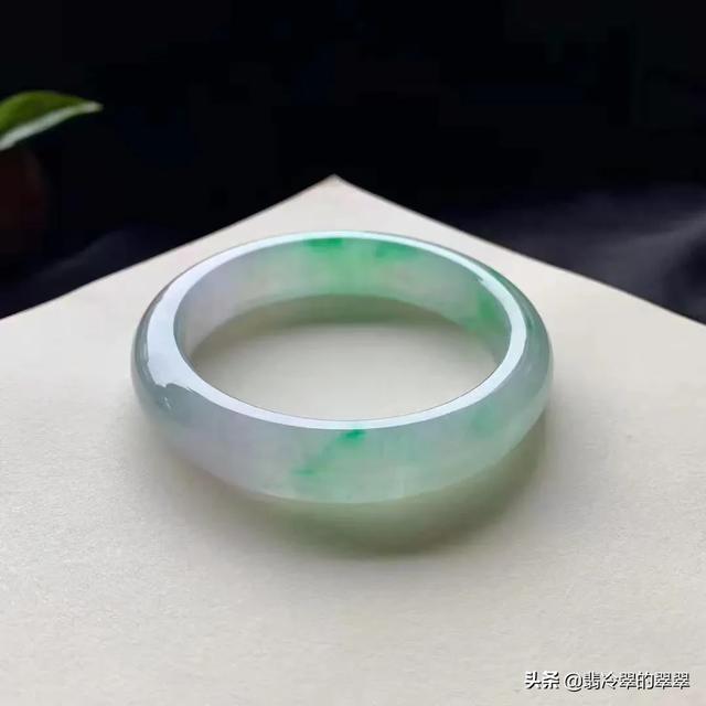85年属牛女戴翡翠手镯,怎样看翡翠手镯带着是否合适？