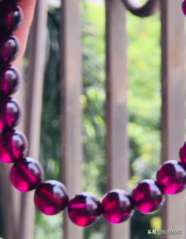 草莓晶手链,十八岁女生带什么手镯手链比较合适？