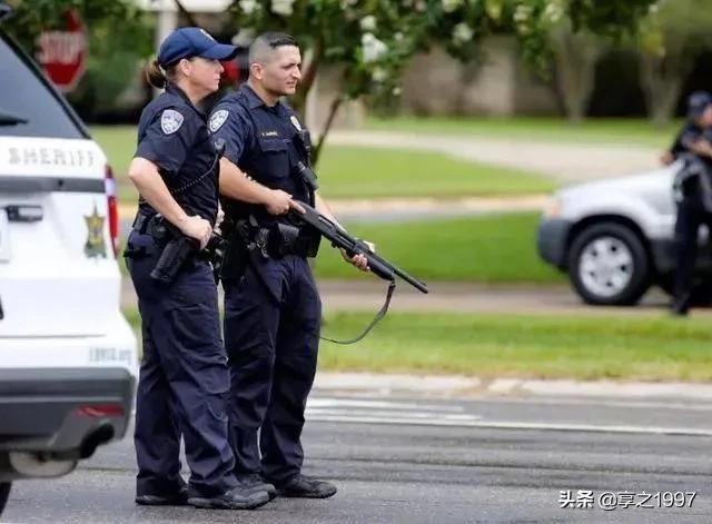 警察与防暴犬图片:美国警察执法像打猎，反抗就射击，为什么？