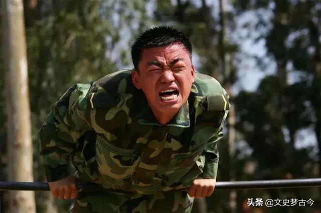 士兵突击许三多:士兵突击里面的许三多如果不退伍，最高能升到什么级别？